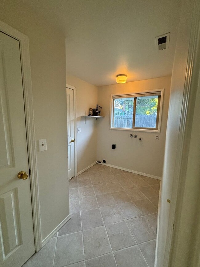 Building Photo - Corner Lot, RV Parking in North Medford!!