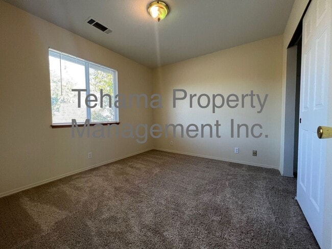 Building Photo - 1070 Lakeside Dr