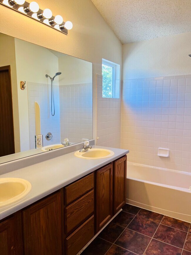 Building Photo - Single Family Home 3 bedroom 2.5 bath Unfi...