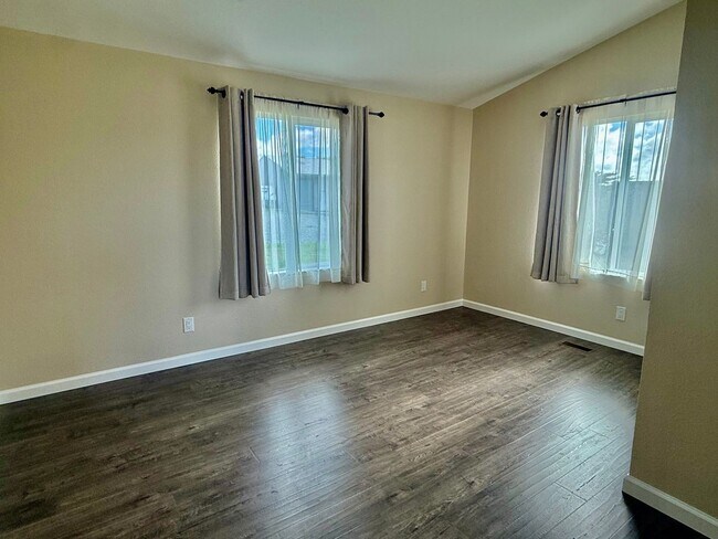 Building Photo - 600-606 Dolan Rd