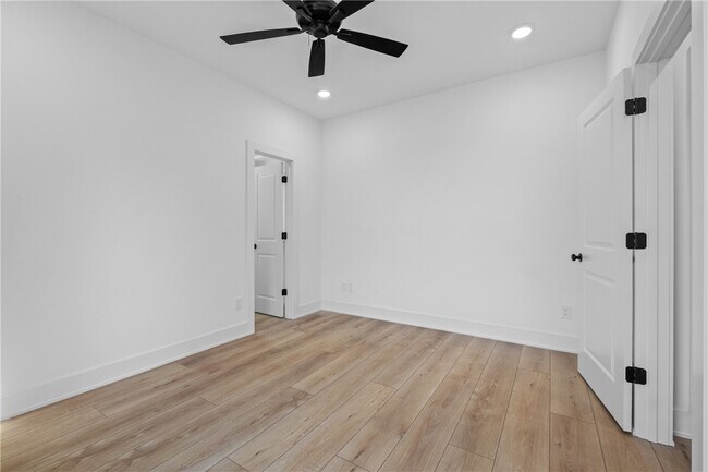 Building Photo - 588 N Willow Ave