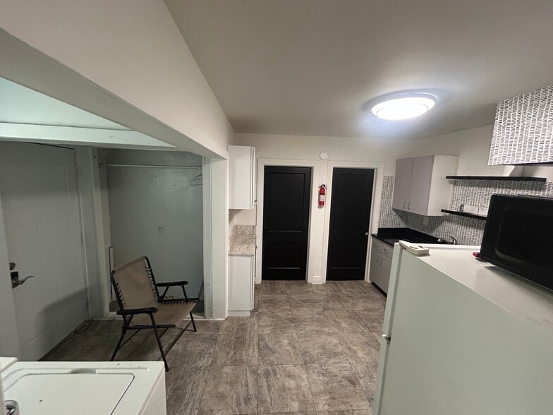 Building Photo - 1307 N Lewis Pl