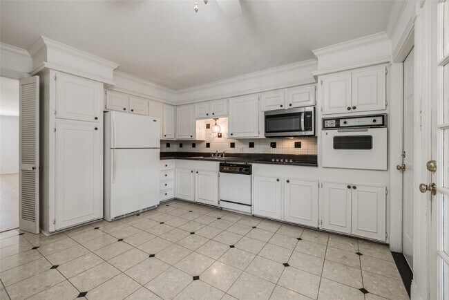 Building Photo - 7225 Beechnut St