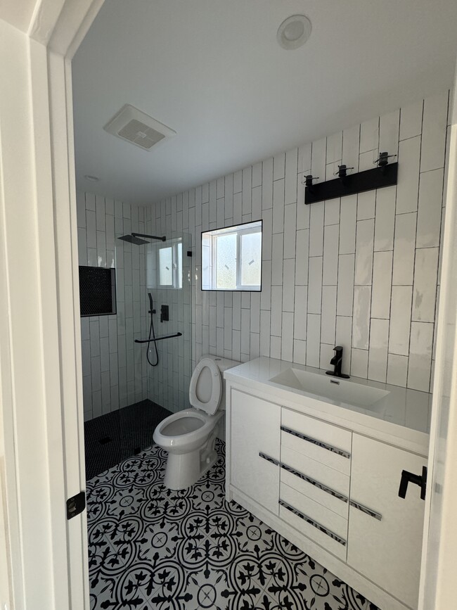 Master bathroom - 22919 Leonora Dr