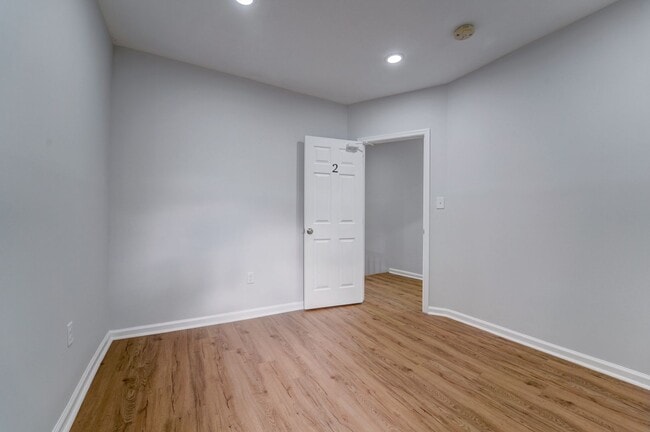 Building Photo - Beautifully Updated Townhome in Prime Loca...