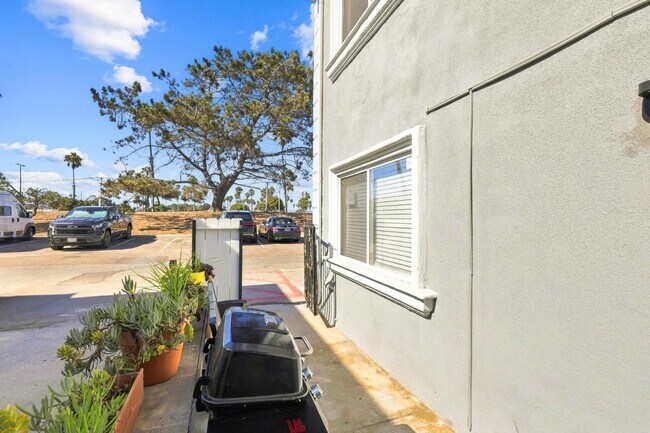 Building Photo - 829 San Fernando Pl