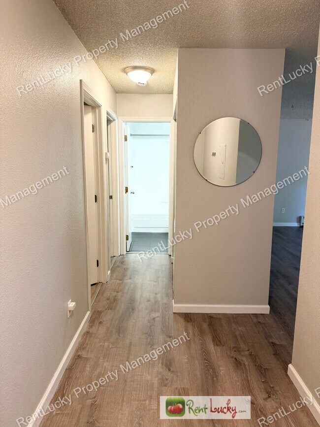 Building Photo - 2 Bed, 1 Bath in Federal Way Available NOW! Utilities Included and Extra Storage~