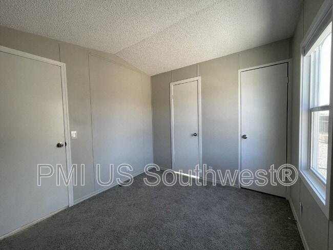 Building Photo - 437 Riverfront Dr