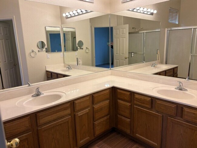 Building Photo - Beautiful Three Bed Home Available On The Green at Dayton Golf Course