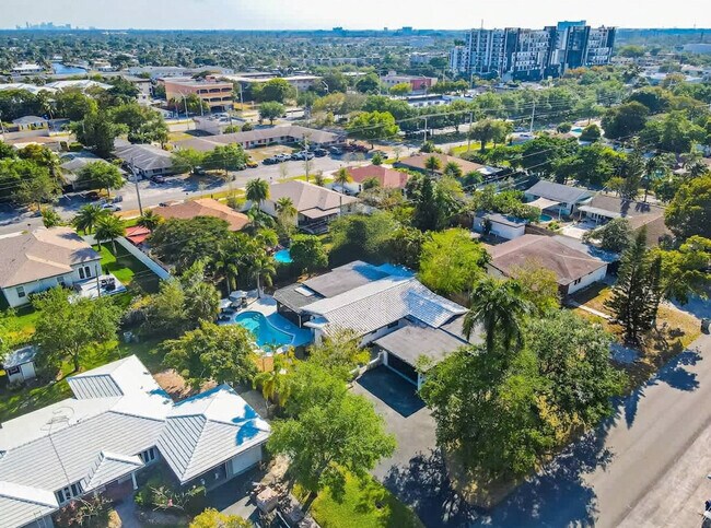 Building Photo - 704 NE 2nd St