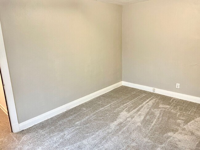 Building Photo - 2230 Riverside Dr NE