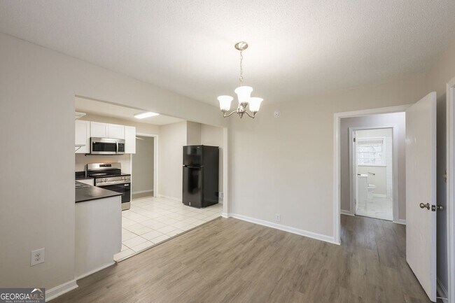 Building Photo - 2058 River Rd