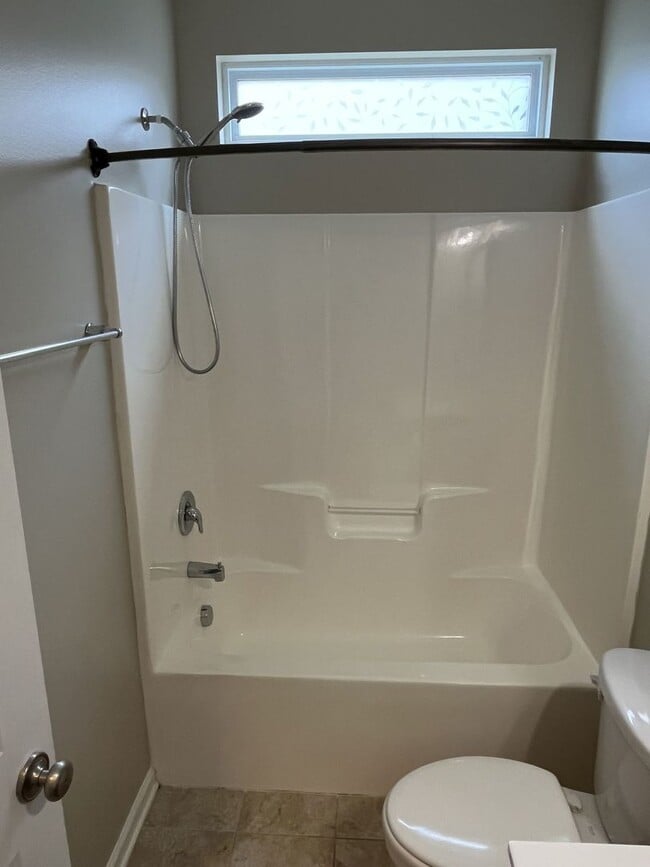 Building Photo - Great 4 Bed Home in Desired Winding Walk C...