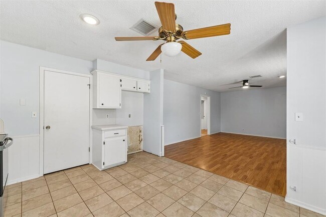 Building Photo - 213 S Silver Dr
