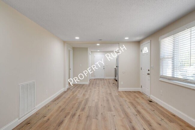 Building Photo - 710 Dorothy St
