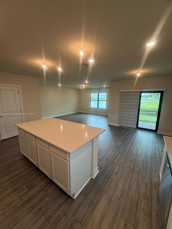 Building Photo - 3141 Tamarind Dr