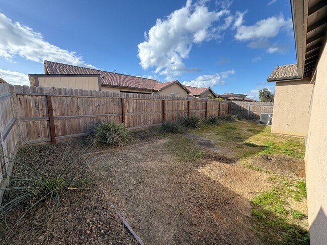 Building Photo - Beautiful home in a gated community Rent Ready!