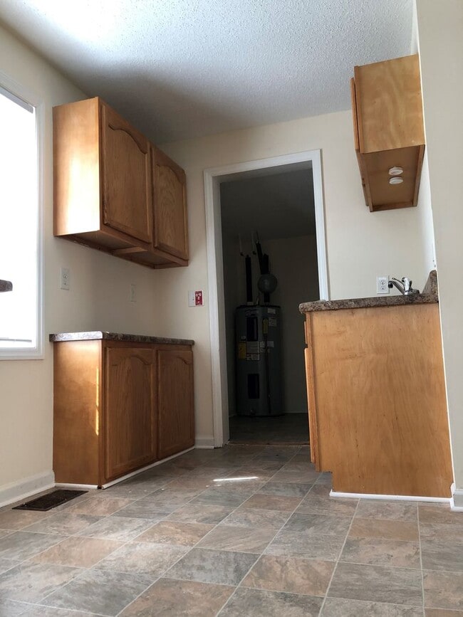 Building Photo - 2 bedroom-1 bath remodeled unit