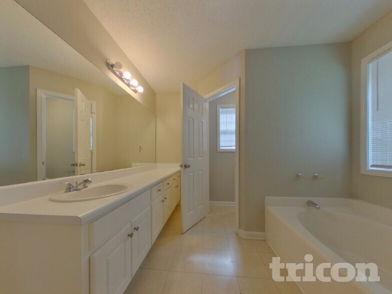Building Photo - 1619 Spring Hill Ct
