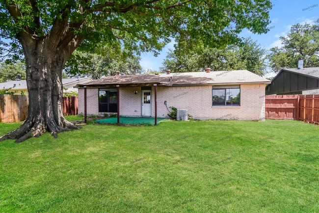 Building Photo - 5805 Ridgecove Dr