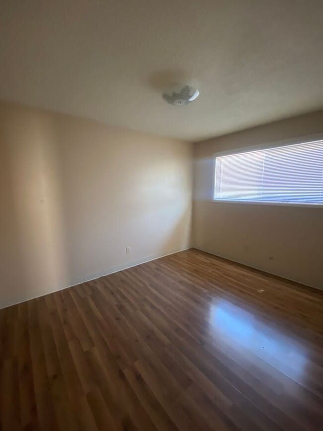 Building Photo - 2 Bed 1 Bath duplex with water, sewer and ...