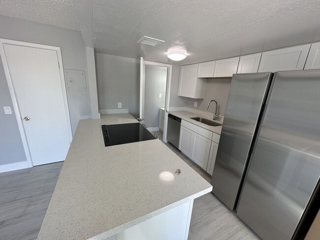 Building Photo - Cozy 2 bd, 1.5 bath condo with open floor plan.