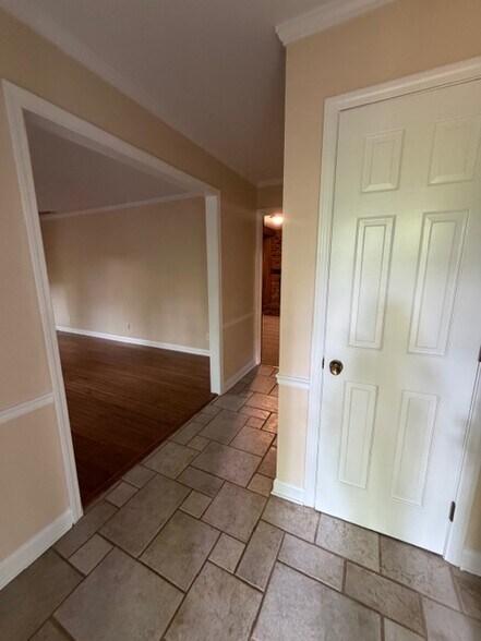 Building Photo - 5606 Bledsoe Dr