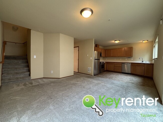 Building Photo - Modern Comfort Meets Great Location in Thi...