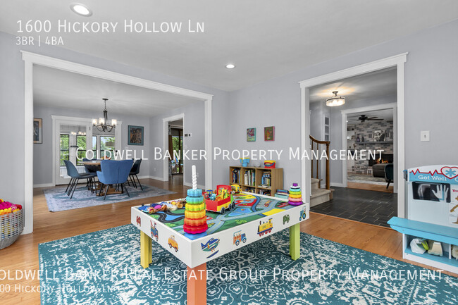 Building Photo - 1600 Hickory Hollow, Menasha