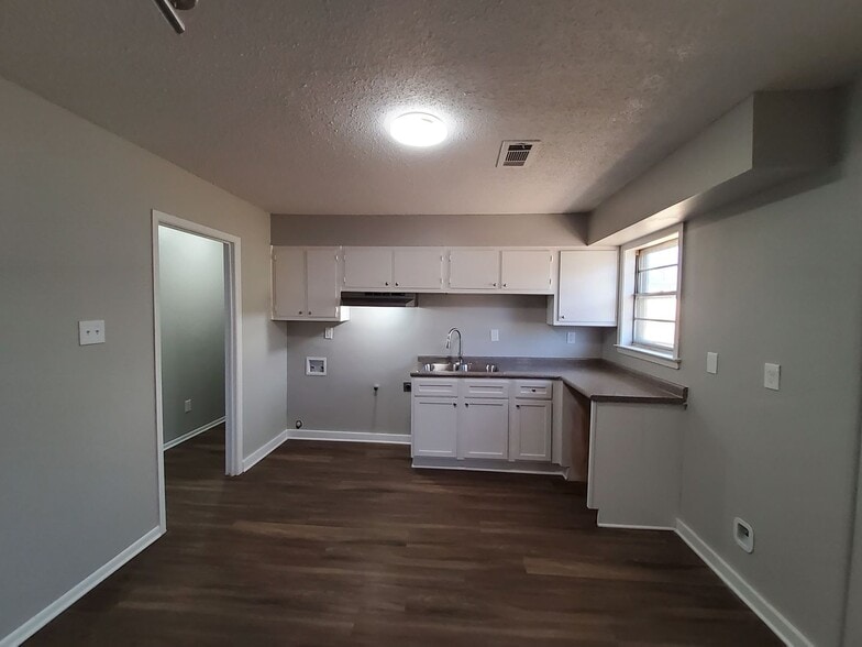 Building Photo - 5286 Broken Oak Dr