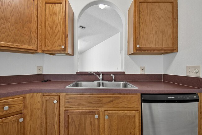 Building Photo - 15 Renmont Ct