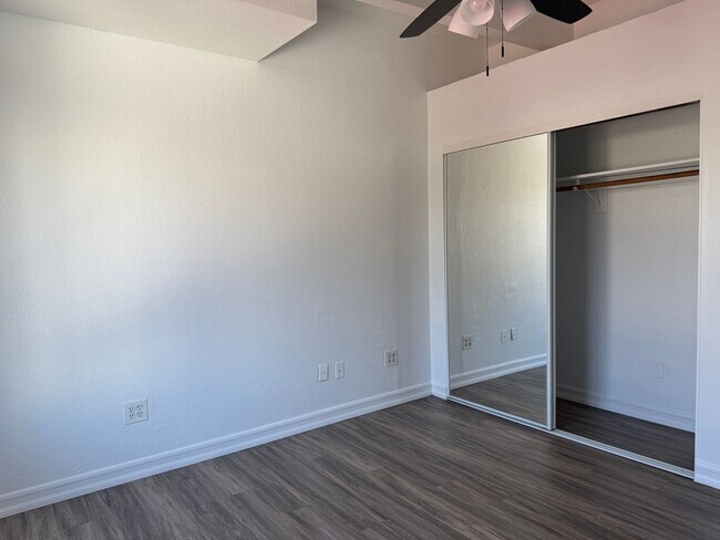 Building Photo - 939 University Ave