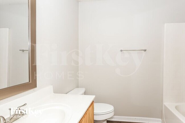 Building Photo - 8408 Oak Crossing Dr W