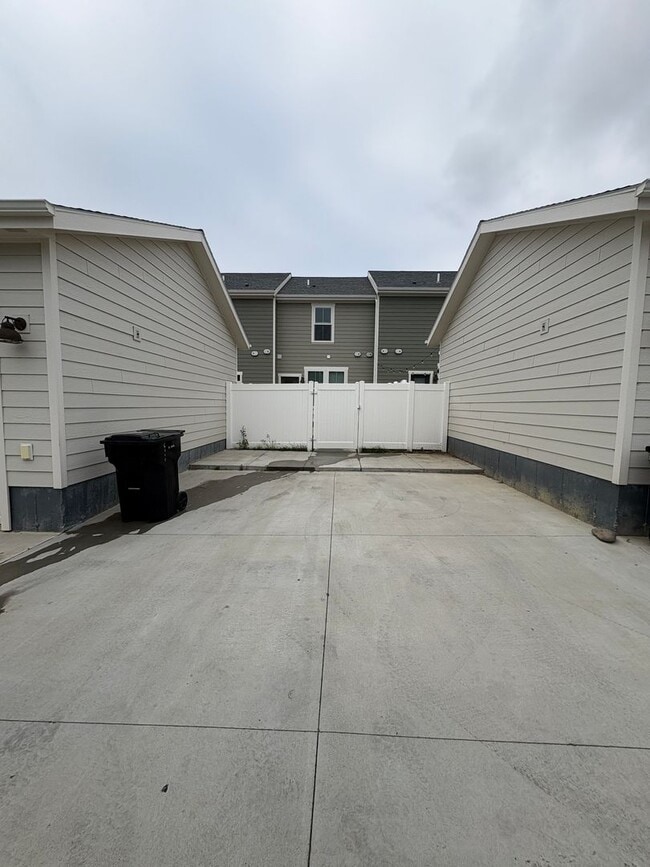 Building Photo - 2 Bedroom 2.5 Bathroom Duplex in the Annafeld Subdivision