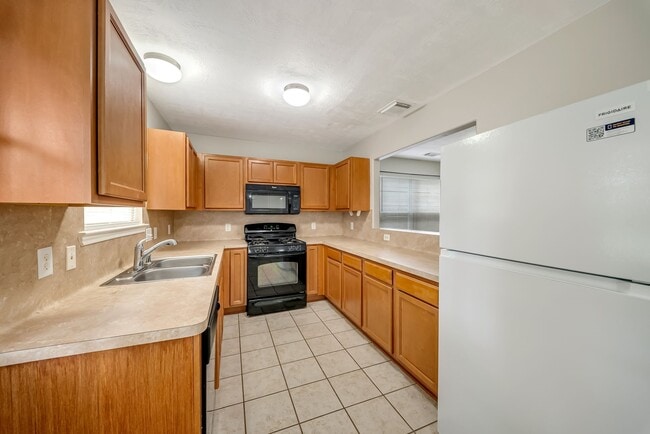 Building Photo - 33127 Cottonwood Bend