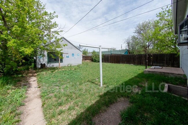 Building Photo - 506 E 7th St