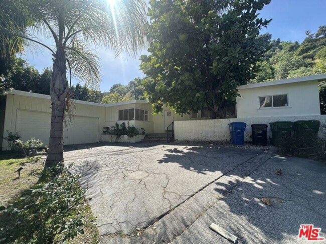Building Photo - 1555 San Ysidro Dr
