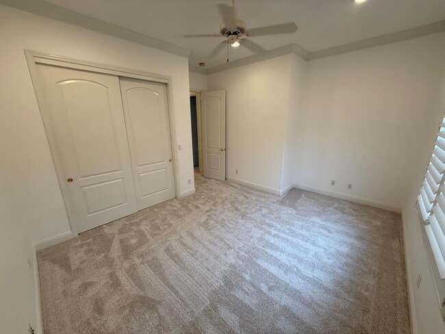 Building Photo - 10637 N Lochmoor Ln