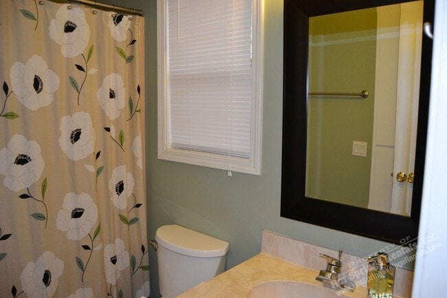 Building Photo - West Gate Area | Home | Furnished
