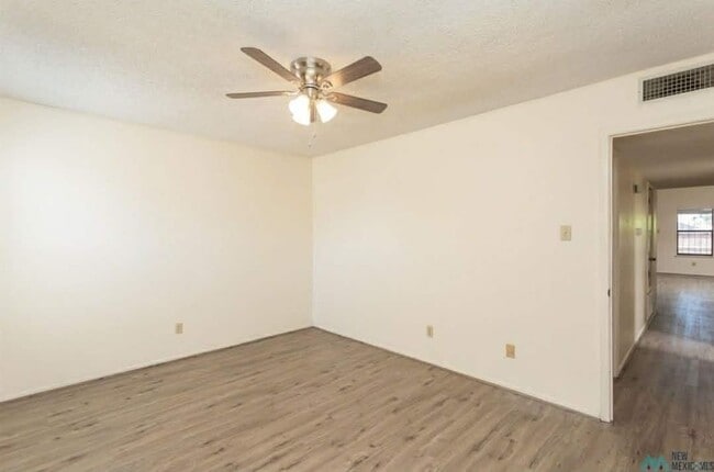 Building Photo - 1009 W Poe St