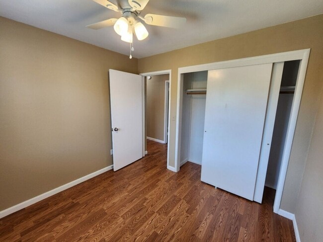 Building Photo - Cozy 2 bedroom duplex with a spacious yard...