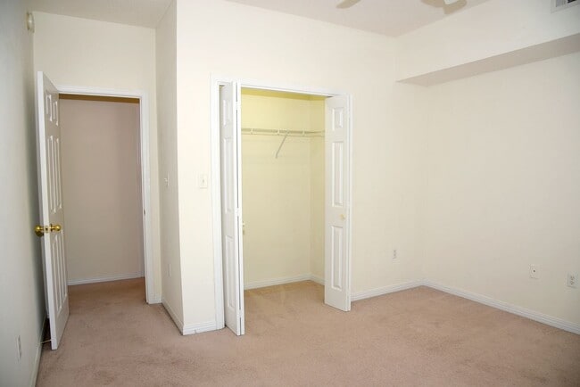 Building Photo - Second Floor Unit at The Oaks!