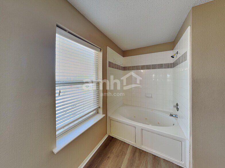 Building Photo - 321 Quail Run Rd