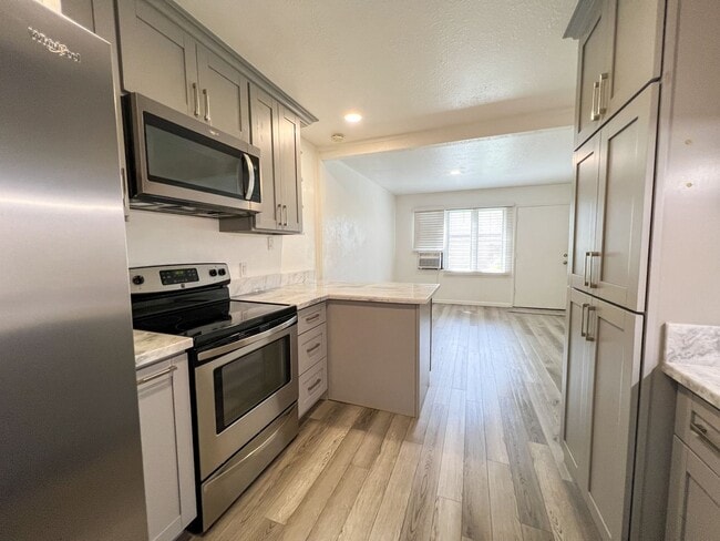 Building Photo - 2 Bedroom Unit, 1.5 baths with one assigne...
