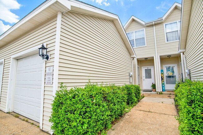 Building Photo - Spacious 2 Bed/2.5 Bath Townhome in POOL CONDO COMPLEX!