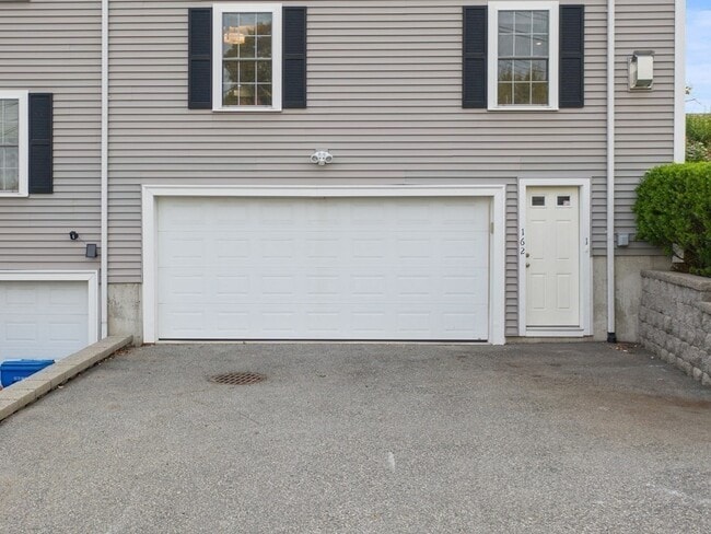 Building Photo - 162 Massasoit St