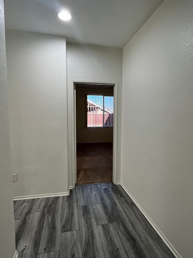 Building Photo - 3 bedroom 2 bath home with large yard available in Adelanto!
