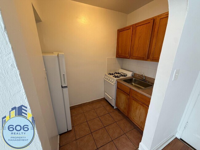 Building Photo - 1135 W Lunt Ave