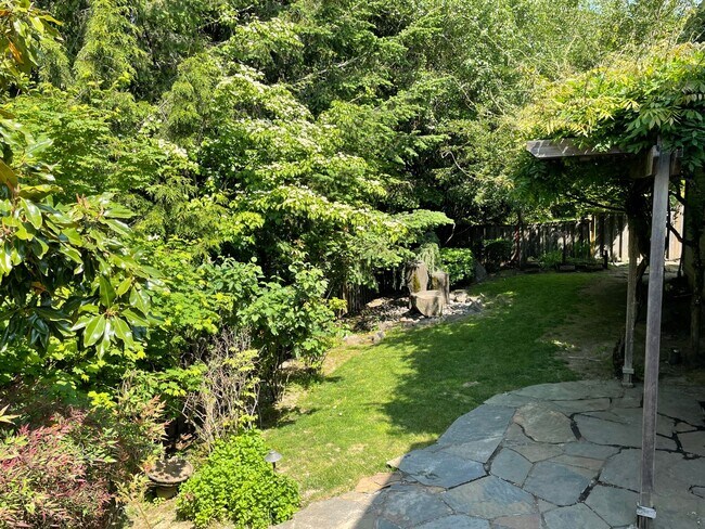 Building Photo - Custom Traditional Home in Montreux Neighborhood 3Bd/2Ba Home with 3 Car Garage!! Close to Cedar ...