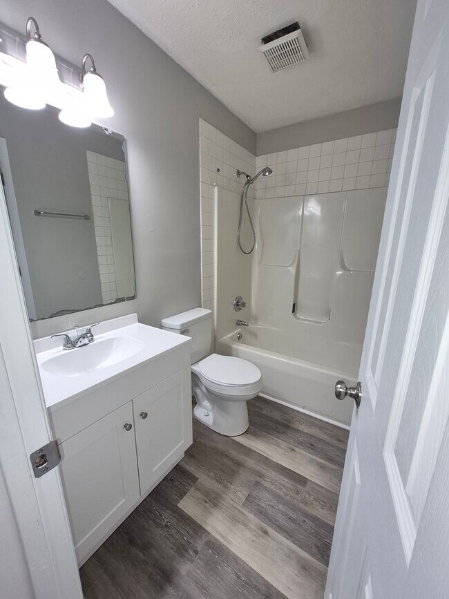 Building Photo - NEW LISTING!